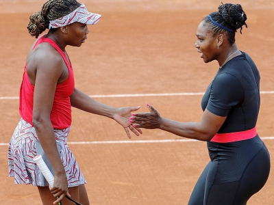 Serena Williams (d) et sa soeur Venus associées en double contre les Japonaises Shuko Aoyama et Miyu Kato, le 30 mai 2018 à Roland-Garros - Thomas SAMSON [AFP]