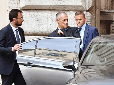 Le Premier ministre italien désigné Carlo Cottarelli (c) quitte le Parlement après une réunion informelle avec le président Sergio Mattarella, le 30 mai 2018 à Rome - Andreas SOLARO [AFP]