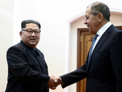 Le ministre russe des Affaires étrangères Sergueï Lavrov (droite) est reçu par Kim Jong Un à Pyongyang, le 31 mai 2018 - Valery SHARIFULIN [TASS/POOL/AFP]