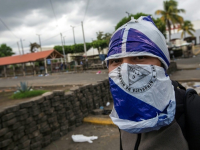 Un jeune manifestant tient une barricade à Managua au Nicaragua, le 31 mai 2018 - INTI OCON [AFP]