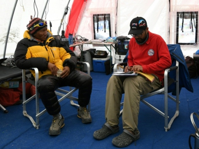 De plus en plus en Népalais fréquentent la clinique du camp de base de l'Everest. Photo prise le 24 avril 2018 - PRAKASH MATHEMA [AFP]
