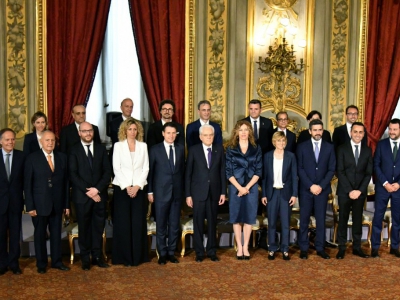 Le nouveau gouvernement italien et le Premier ministre, Giuseppe Conte, avec le président, Sergio Mattarella, le 1er juin 2018 à Rome - Alberto PIZZOLI [AFP]