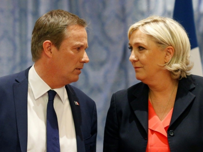 La présidente du FN Marine Le Pen (D) et le président de Debout la France, Nicolas Dupont-Aignan, au cours d'une rencontre au siège du Front national, le 29 avril 2017 - GEOFFROY VAN DER HASSELT [AFP/Archives]