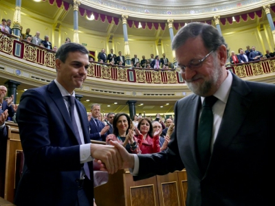 Le nouveau premier ministre espagnol Pedro Sanchez (gauche) et son prédécesseur Mariano Rajoy, le 1er juin 2018 au Parlement à Madrid - PIERRE-PHILIPPE MARCOU [POOL/AFP]