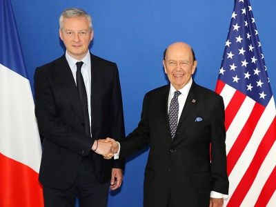 Le ministre français de l'Economie Bruno Le Maire (G) en compagnie du secrétaire américain au Commerce Wilbur Ross (D), le 31 mai 2018, au ministère des Finances à Paris - JACQUES DEMARTHON [AFP]