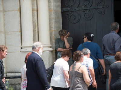 Une femme en pleurs lors des obsèques de Maëlys, le 2 juin 2018 à La Tour-du-Pin (Isère) - ROMAIN LAFABREGUE [AFP]