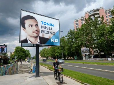 Une affiche électorale du parti de centre-droit Nouvelle Slovénie (NSi) avant les élections législatives, le 21 mai 2018 à Ljubljana, en Slovénie - Jure Makovec [AFP/Archives]