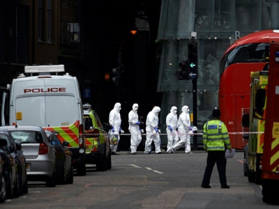 Des policiers de la scientifique relèvent des indices après un attentat à London Bridge, le 4 juin 207 à Londres - NIKLAS HALLE'N [AFP/Archives]