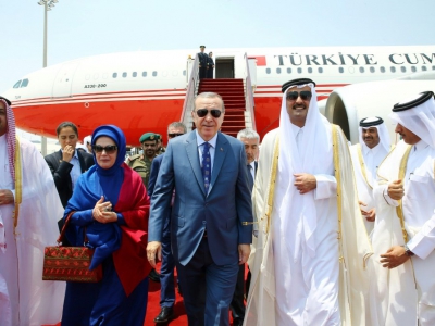 Le président turc Recep Tayyip Erdogan (C) et sa femme Emine Erdogan, accueillis à Doha par l'émir cheikh du Qatar Tamim bin Hamad Al-Thani (D), le 24 juillet 2017 (photo fournie par le service de presse de la présidence turque) - Handout [TURKISH PRESIDENTIAL PRESS SERVICE/AFP/Archives]