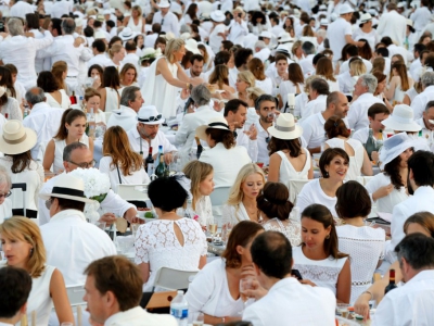 Les dîneurs en blanc aux Invalides à Paris, le 3 juin 2018 - FRANCOIS GUILLOT [AFP]