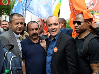 Laurent Berger (d) avec Philippe Martinez, numéro un de la CGT (c), et Pascal Pavageau, numéro un de FO (g), le 22 mai 2018 à Paris lors d'une manifestation de fonctionnaires - Bertrand GUAY [AFP/Archives]