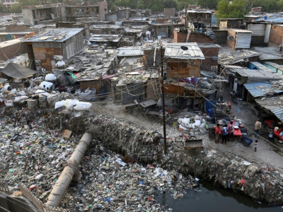 Un canal d'évacuation des égoûts rempli de déchets plastiques dans le bidonville Taimur Nagar à New Delhi le 30 mai 2018 - Dominique FAGET [AFP]