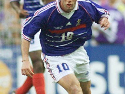 Le milieu offensif de l'équipe de France 1998, Zinedine Zidane, lors de la finale contre le Brésil, au Stade de France, le 12 juillet 1998 - Gabriel BOUYS [AFP/Archives]
