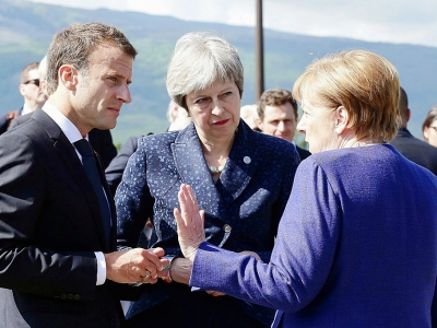 Le président français Emmanuel Macron, la Première ministre britannique Theresa May et la chancelière allemande Angela Merkel, ici le 22 mai 2018 lors d'un sommet UE-Balkans à Sofia, tentent de maintenir en vie l'accord sur le nucléaire iranien dénon - Stephane LEMOUTON [POOL/AFP/Archives]