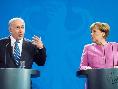 La chancelière allemande Angela Merkel (D) et le Premier ministre israélien Benjamin Netanyahu lors d'une conférence de presse à Berlin le 16 février 2016 - ODD ANDERSEN [AFP/Archives]