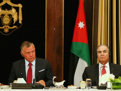 Photo distribuée par le palais royal jordanien montrant Abdallah II et le Premier ministre Hani al-Mulqi, le 1er mai 2018 à Amman - Khalil MAZRAAWI [AFP/Archives]