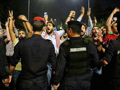 Des manifestants jordaniens et forces de l'ordre se font face le 1er juin 2018 devant les bureaux du Premier ministre à Amman - STRINGER [AFP/Archives]