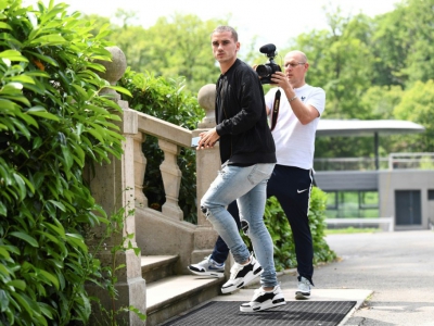 L'attaquant des Bleus Antoine Griezmann arrive au centre d'entraînement de Clairefontaine, le 4 juin 2018 - FRANCK FIFE [AFP]