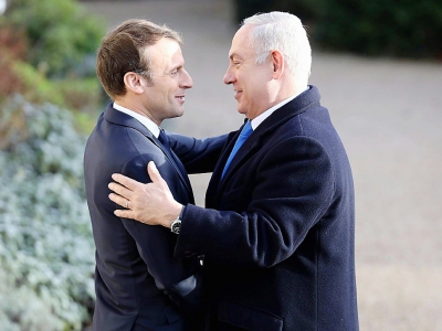 Le Premier ministre israélien Benjamin Netanyahu (D) accueilli par le Président français Emmanuel Macron à Paris le 10 décembre 2017 - ludovic MARIN [AFP]