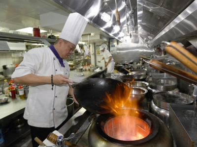 Ken Chan dans la cuisine du Palais le 17 mai 2018 - SAM YEH [AFP]
