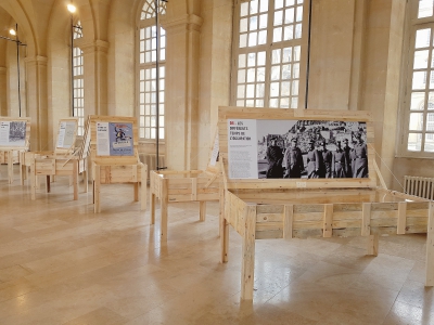 Les objets sont présentés dans des caisses fabriquées en palette dans la salle du scriptorium de l'Abbaye aux Hommes à Caen. - Thibault Deslandes