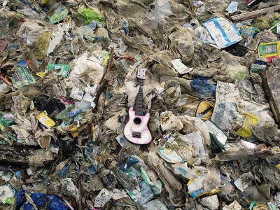 Des déchets plastiques sur une plage de Freedom island prtès de Manille, le 19 mai 2018 - NOEL CELIS [AFP]