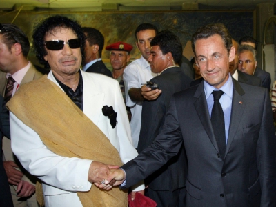 Nicolas Sarkozy et Mouammar Khadafi lors d'une visite du chef de l'Etat français à Tripoli, le 25 juillet 2007 - Patrick KOVARIK [AFP/Archives]