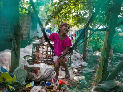 Une fillette joue au milieu des ordures à Dala, banlieu de Rangoun, en Birmanie, le 4 juin 2018 - Ye Aung THU [AFP]