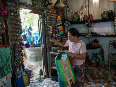 Wendy Neampui, directrice de l'entreprise "ChuChu" (plastique en birman)  qui recycle des déchets en objets d'artisanat, à Dala, en Birmanie, le 4 juin 2018 - Ye Aung THU [AFP]