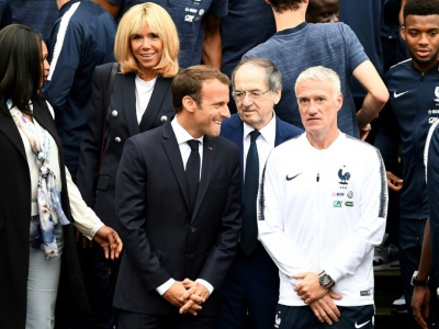 Emmanuel Macron et Didier Deschamps (au premier rang) à Clairefontaine-en-Yvelines, le 5 juin 2018 - FRANCK FIFE [AFP]