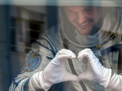 L'astronaute allemand Alexander Gerst dans un bus à Baïkonour, au Kazakhstan, avant de décoller vers la Station spatiale internationale, le 6 juin 2018 - Vyacheslav OSELEDKO [AFP]