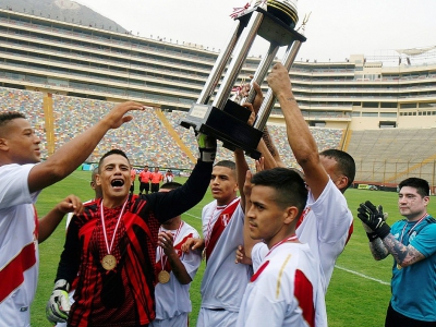 Des détenus péruviens célèbrent leur victoire au premier Mondial de football des prisonniers à Lima, le 25 mai 2018 - CARLOS MANDUJANO [AFP]