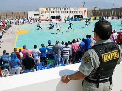 Un gardien à un match de football des prisonniers à la prison de Huaral, à 100 km au nord de Lima, au Pérou, le 15 mai 2018 - CRIS BOURONCLE [AFP]