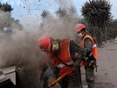 Des militaires du Guatemala à la recherche de victimes dans le village de San Miguel Los Lotes, 35 km au sud-ouest de Guatemala City, le 5 juin, deux jours après l'éruption du Volcan de Feu - JOHAN ORDONEZ [AFP]