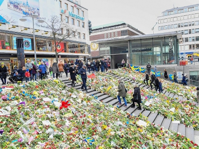 Des fleurs déposées sur les lieux de l'attentat de Drottninggatan, dans le centre de Stockholm, le 12 avril 2017 - Federik SANDBERG [TT News Agency/AFP/Archives]