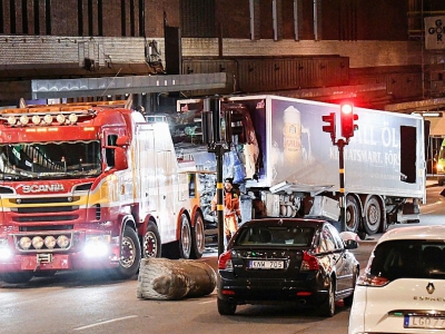 Le camion qui a servi à Rakhmat Akilov la veille pour foncer sur la foule, le 8 avril 2017 sur Drottninggatan, à Stockhom - Maja SUSLIN [TT NEWS AGENCY/AFP/Archives]
