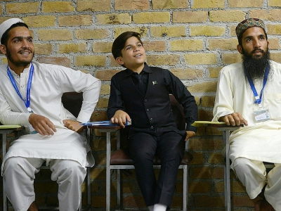 Hammad Safi (c), 11 ans, "coach en motivation", pendant un cours à l'University of spoken english, le 3 avril 2016 à Peshawar, au Pakistan - ABDUL MAJEED [AFP]