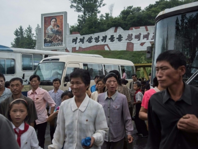 Des visiteurs nords-coréens arrivent au musée des atrocités de guerre américaines, le 24 juillet 2017 à Sinchon - Ed JONES [AFP]