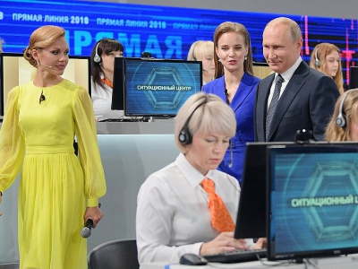Le président russe Vladimir Poutine arrive dans les studios pour son émission télévisée annuelle, "Ligne directe", le 7 juin 2018 - Alexey DRUZHININ [SPUTNIK/AFP]