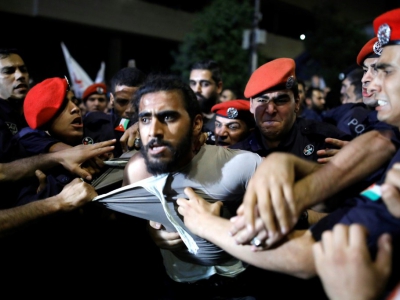 Des policiers jordaniens attrapent un manifestant près du bureau du Premier ministre à Amman le 6 juin 2018 - Ahmad GHARABLI [AFP]