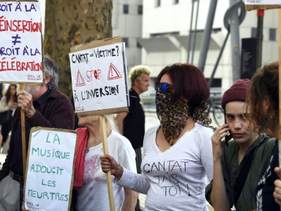 Une modeste manifestation devant le Zenith à Paris où se produit Bertrand Cantat, le 7 juin 2018 - ALAIN JOCARD [AFP]