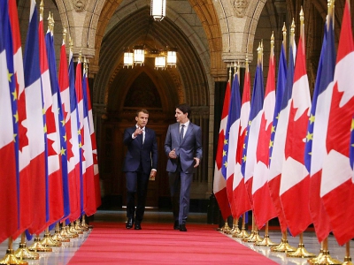Le président français Emmanuel Macron et le Premier ministre canadien Justin Trudeau, le 7 juin 2018 à Ottawa, promettent de faire front commun contre Donald Trump au G7 - LUDOVIC MARIN [AFP]