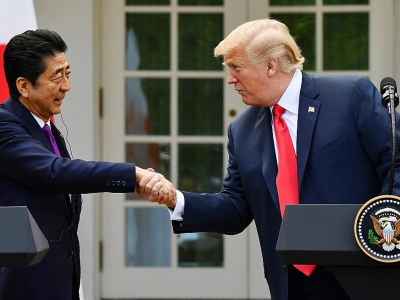 Le président américain Donald Trump serre la main du Premier ministre japonais Shinzo Abe - Nicholas Kamm [AFP]