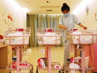 Une employée du Centre post-natal international du lac Malaren s'occupent des nourrissons pendant que les mamans se reposent, le 17 mai 2018 à Shanghaï - - [AFP]