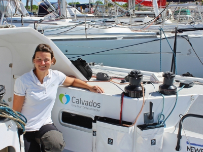 L'ambassadrice du Calvados à bord de son bateaux. Elle cherche 20 000 euros pour pouvoir participer à la Route du Rhum - Guillaume Hamonic