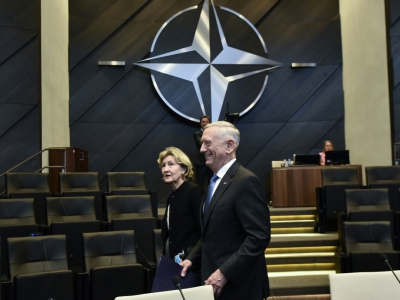 Le ministre américain de la Défense James Mattis et l'ambassadtrice américaine auprès de l'Otan Kay Bailey Hutchison à Bruxelles, le 8 juin 2018 - JOHN THYS [AFP]