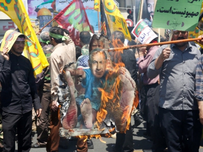 Des manifestants iraniens brûlent un poster du Premier ministre israélien Benjamin Netanyahu lors de la "Journée de Jérusalem", célébrée à Téhéran, le 8 juin 2018 - STR [AFP]
