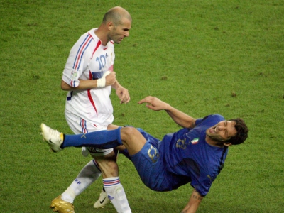 Le milieu de l'équipe de France Zinédine Zidane (g) donne un violent coup de tête au défenseur de l'Italie Marco Materazzi en finale du Mondial-2006, le 9 juillet 2006 à Berlin - JOHN MACDOUGALL [AFP/Archives]