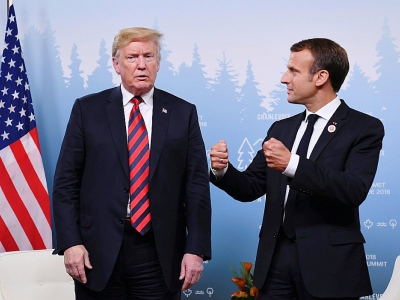 Les présidents américain Donald Trump (g) et français Emmanuel Macron lors d'une rencontre le premier jour du G7, le 8 juin 2018 à La Malbaie, au Canada - SAUL LOEB [AFP]