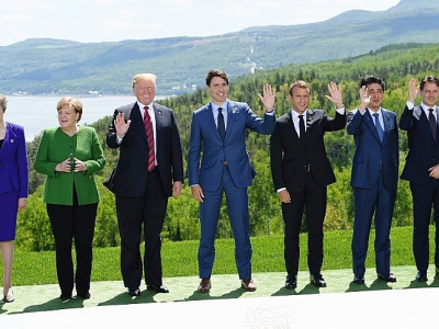 (g-d) Le président du Conseil européen Donald Tusk, Theresa May, Angela Merkel, Donald Trump, Justin Trudeau, Emmanuel Macron, Shinzo Abe, Giuseppe Conte et le président de la Commission européenne Jean-Claude Juncker lors de la photo de famille du G - SAUL LOEB [AFP]